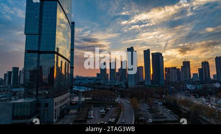 QINGDAO, CHINA - 30. NOVEMBER 2023 - die Westküste New Area wird bei Sonnenuntergang in Qingdao, Provinz Shandong, China, am 30. November 2023 gesehen. Die Westküste Stockfoto