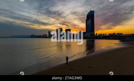 QINGDAO, CHINA - 30. NOVEMBER 2023 - die Westküste New Area wird bei Sonnenuntergang in Qingdao, Provinz Shandong, China, am 30. November 2023 gesehen. Die Westküste Stockfoto