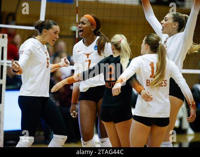 30. November 2023: Die Texas Longhorns feiern einen Punkt während der ersten Runde zwischen Texas und Texas A&M beim NCAA Women's Volleyball Tournament am 20. November 2023 in Austin. Texas gewann mit 3:1. (Kreditbild: © Scott Coleman/ZUMA Press Wire) NUR REDAKTIONELLE VERWENDUNG! Nicht für kommerzielle ZWECKE! Stockfoto