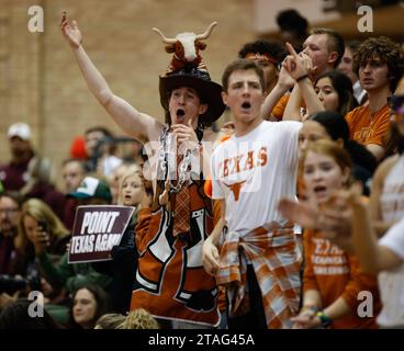 30. November 2023: Der Texas Longhorns-Fan Bevo hat Guy feiert während der ersten Runde des Spiels zwischen Texas und Texas A&M beim NCAA Women's Volleyball Tournament am 20. November 2023 in Austin. Texas gewann mit 3:1. (Kreditbild: © Scott Coleman/ZUMA Press Wire) NUR REDAKTIONELLE VERWENDUNG! Nicht für kommerzielle ZWECKE! Stockfoto