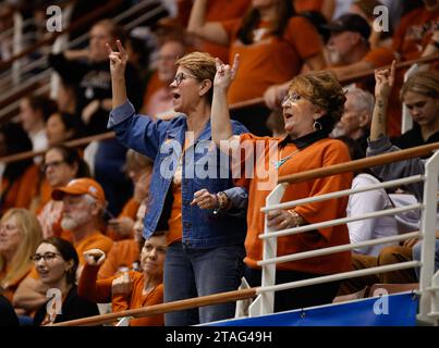 30. November 2023: Die Fans der Texas Longhorns bejubeln während der ersten Runde zwischen Texas und Texas A&M beim NCAA Women's Volleyball Tournament am 20. November 2023 in Austin. Texas gewann mit 3:1. (Kreditbild: © Scott Coleman/ZUMA Press Wire) NUR REDAKTIONELLE VERWENDUNG! Nicht für kommerzielle ZWECKE! Stockfoto