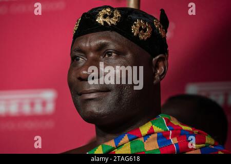 London, Großbritannien. 30. November 2023. HRH Baafuor Agyei Fosu II kommt zur Enthüllung des Pirelli-Kalenders 2024 durch den Fotografen Prince Gyasi im Londoner Magazin. Guy Corbishley/Alamy Live News Stockfoto