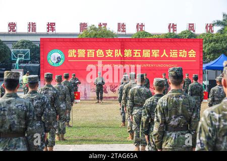 BAISE, CHINA - 29. NOVEMBER 2023 - Soldaten stellen sich bei der Eröffnungszeremonie der Militärsportspiele 2023 in Baise, Südchinas Guangxi Zhuang A An Stockfoto