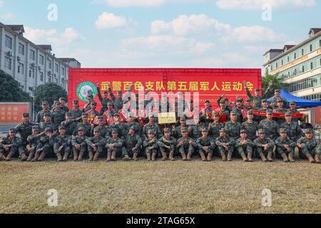 BAISE, CHINA - 29. NOVEMBER 2023 - Offiziere und Soldaten posieren für ein Gruppenfoto während der jährlichen Militärsportspiele 2023 in Baise, Südchinas G Stockfoto