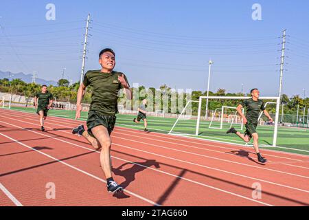 BAISE, CHINA - 29. NOVEMBER 2023 - Soldaten treten im 100-Meter-Sprint bei den Militärsportspielen 2023 in Baise, Provinz Guangxi, China, an. Stockfoto