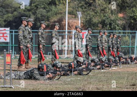 BAISE, CHINA – 29. NOVEMBER 2023 – Offiziere und Soldaten treten an einem Präzisionsschießwettbewerb bei den Militärsportspielen 2023 in an Stockfoto