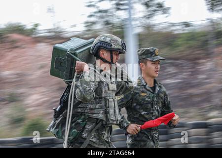 BAISE, CHINA - 29. NOVEMBER 2023 - Offiziere und Soldaten treten an den jährlichen Militärsportspielen 2023 in Baise, Provinz Guangxi, China, im November an Stockfoto