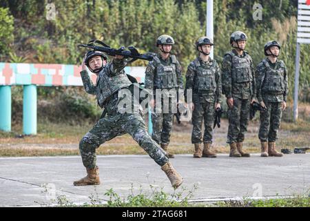 BAISE, CHINA - 29. NOVEMBER 2023 - Soldaten werfen Handgranaten während der Militärsportspiele 2023 in Baise, Provinz Guangxi, China, 29. November Stockfoto