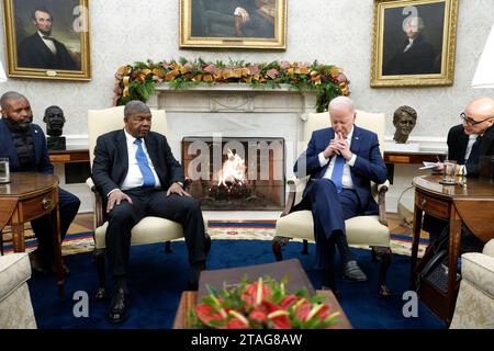 US-Präsident Joe Biden trifft sich am 30. November 2023 mit dem angolanischen Präsidenten Joao Manuel Goncalves Lourenco im Oval Office des Weißen Hauses in Washington, DC. Copyright: XYurixGripasx/xPoolxviaxCNPx/MediaPunchx Credit: Imago/Alamy Live News Stockfoto