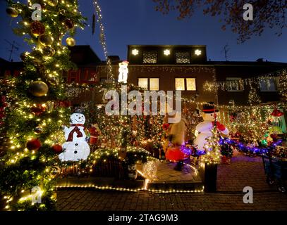 Oberhausen, Deutschland. November 2023. Dirk van Ackens Haus, das zu Weihnachten dekoriert ist, glänzt in allen Farben. Rund 70.000 Lichter leuchten auf seinem Haus und im Inneren gibt es eine wahre Raserei von Dekorationen: Nussknacker, Rentiere, Mini-Weihnachtshäuser, unzählige Figuren und Weihnachtsgeschenke. Vermerk: Roland Weihrauch/dpa/Alamy Live News Stockfoto