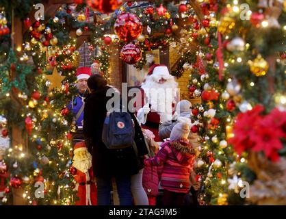 Oberhausen, Deutschland. November 2023. Dirk van Acken, Altenkrankenschwester und Weihnachtsfanatiker, begrüßt die ersten jungen Besucher in seinem geschmückten Haus. Das Haus ist mit rund 70.000 Lichtern beleuchtet, und im Inneren gibt es eine wahre Raserei von Dekorationen: Nussknacker, Rentiere, Mini-Weihnachtshäuser, unzählige Figuren und Weihnachtsgeschenke. Vermerk: Roland Weihrauch/dpa/Alamy Live News Stockfoto