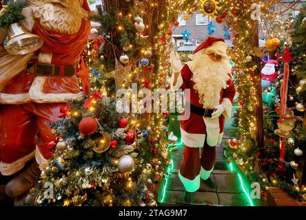 Oberhausen, Deutschland. November 2023. Dirk van Acken, Altenkrankenschwester und Weihnachtsfanatiker, begrüßt die ersten Besucher in seinem geschmückten Haus. Das Haus ist mit rund 70.000 Lichtern beleuchtet, und im Inneren gibt es eine wahre Raserei von Dekorationen: Nussknacker, Rentiere, Mini-Weihnachtshäuser, unzählige Figuren und Weihnachtsgeschenke. Vermerk: Roland Weihrauch/dpa/Alamy Live News Stockfoto