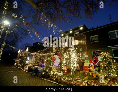 Oberhausen, Deutschland. November 2023. Dirk van Ackens Haus, das zu Weihnachten dekoriert ist, glänzt in allen Farben. Rund 70.000 Lichter leuchten auf seinem Haus und im Inneren gibt es eine wahre Raserei von Dekorationen: Nussknacker, Rentiere, Mini-Weihnachtshäuser, unzählige Figuren und Weihnachtsgeschenke. Vermerk: Roland Weihrauch/dpa/Alamy Live News Stockfoto