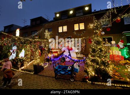 Oberhausen, Deutschland. November 2023. Dirk van Ackens Haus, das zu Weihnachten dekoriert ist, glänzt in allen Farben. Rund 70.000 Lichter leuchten auf seinem Haus und im Inneren gibt es eine wahre Raserei von Dekorationen: Nussknacker, Rentiere, Mini-Weihnachtshäuser, unzählige Figuren und Weihnachtsgeschenke. Vermerk: Roland Weihrauch/dpa/Alamy Live News Stockfoto