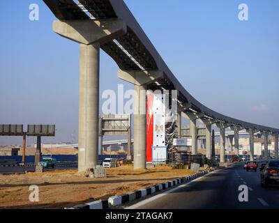 Kairo, Ägypten, 7. Oktober 2023: Kairoer Monorail-Gelände, das von der Firma Orascom im Bau ist, mit den Säulen und Gleisen, Schnellverkehrssystem, Stockfoto