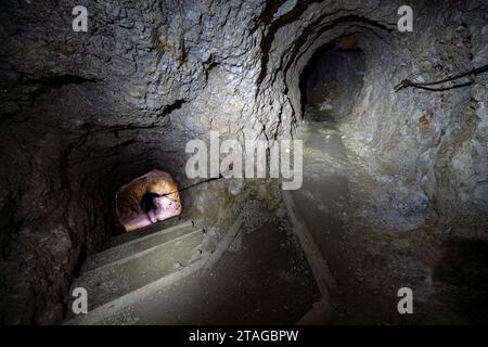 Während des Ersten Weltkriegs wurden Tunnel auf Alta über 1 Route in der Nähe des Rifugio Lagazuoi, Badia, Italien, durchwandert Stockfoto