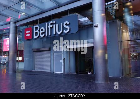 Brüssel, Brabant, Belgien 11 17 2023 - natürliche Nahaufnahme am Haupteingang der Belfius Finance Bank am Rogier-Platz am frühen Morgen mit Lo Stockfoto