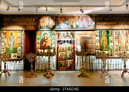 Fragmente der Ausstellung 'Kirchenkunst' im Museum der Volksarchitektur. Ikonen aus dem 12. Bis 20. Jahrhundert stammen vom griechisch-katholischen. Stockfoto