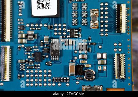 Kairo, Ägypten, 6. November 2023: Reparatur des Innenraums der DSLR-Kamera für Foto- und Videoaufnahmen durch Techniker oder Ingenieur, Kamera- und Technologieausrüstung Stockfoto