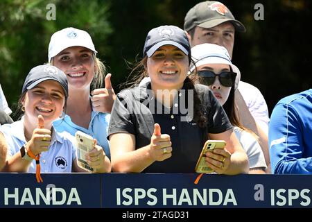 Dezember 2023; der Australian Golf Club und der Lakes Golf Club, Sydney, New South Wales, Australien; ISPS HANDA Australian Open Round 2; Zuschauer, die ihren Tag auf dem Golf genießen Stockfoto