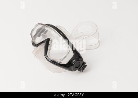 Schwarzes Plastiktauchen und Tauchermaske isoliert auf weißem Hintergrund Stockfoto