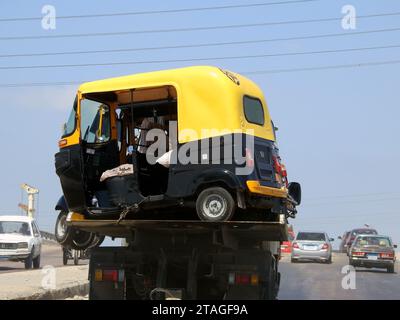 Alexandria, Ägypten, 9. September 2022: Abschlepptransporter Pritschenwagen, der Auto-Rikscha bewegt, Baby-Taxi, Mototaxi, Taube, Jonnybee, bajaj, chand Stockfoto