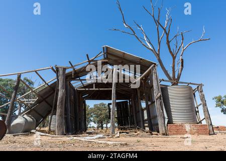 Ein heruntergekommener Bauernhof aus altem rostenden Wellblech und Pfosten auf einem Farmland im Campbells Forest in Central Victoria, Australien Stockfoto