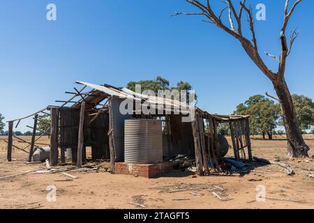 Ein heruntergekommener Bauernhof aus altem rostenden Wellblech und Pfosten auf einem Farmland im Campbells Forest in Central Victoria, Australien Stockfoto