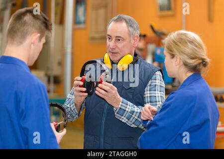 Schüler in der Eisenwerksklasse mit Gehörschutz Stockfoto