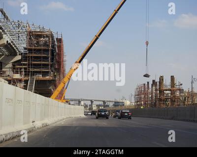 Kairo, Ägypten, 5. Oktober 2023: Kairoer Monorail-Station, die von Orascom im Bau ist, mit den Säulen, den Gleisen, dem Kran, den Gerüsten, schnell Stockfoto