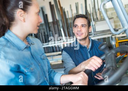 Lagerarbeiter im Gespräch mit Gabelstaplerfahrer im Lager Stockfoto