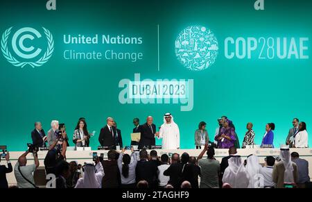 (231201) -- PEKING, 1. Dezember 2023 (Xinhua) -- COP28-Präsident Sultan Ahmed Al Jaber erhält während der Eröffnungszeremonie der 28. Tagung der Konferenz der Vertragsparteien des Rahmenübereinkommens der Vereinten Nationen über Klimaänderungen am 30. November 2023 in Dubai, Vereinigte Arabische Emirate, einen Hamel vom COP27-Präsidenten Sameh Shoukry. Die diesjährige Klimakonferenz hat weltweit beachtliche Aufmerksamkeit erregt, da sie den Abschluss der globalen Bestandsaufnahme bildet, der ersten zweijährigen Bewertung der weltweiten Gesamtfortschritte bei der Verwirklichung der Ziele des Pariser Übereinkommens von 2015. Die Konferenz, die von Nein aus ausgeführt wird Stockfoto