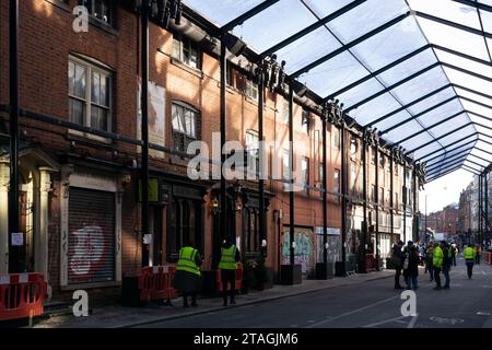 Vorbereitung für die Modenschau Chanel Metiers d'Art. Thomas Street, das Glasdach des nördlichen Viertels über der Straße. Manchester UK Stockfoto