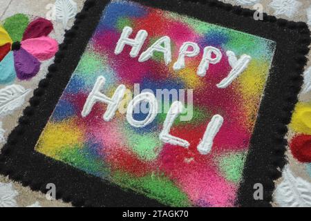 Happy holi Rangoli Design anlässlich des Holi Festivals. Rangoli gestaltet Sandkunst farbenfrohe Designs Stockfoto