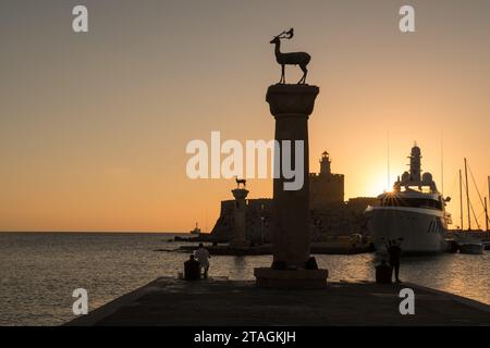 Hafen von Mandraki vor Sonnenaufgang Stockfoto