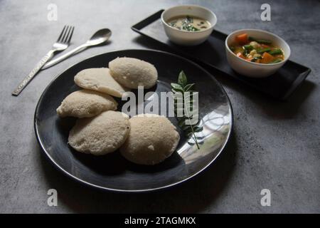 Südindisches Essen Idli Stücke und Sambar Stockfoto