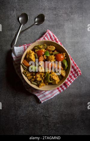 Indisches Hauptgericht gemischtes Gemüse-Curry mit Karotten, Blumenkohl, Bohnen, Paprika und Paneer oder Hüttenkäse in einer Schüssel serviert. Stockfoto