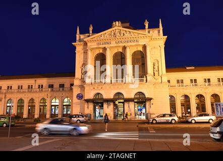 Zagreb, Kroatien - 17. August 2017: Zagreb Hauptbahnhof bei Nacht (Zagreb Glavni kolodvor). Stockfoto