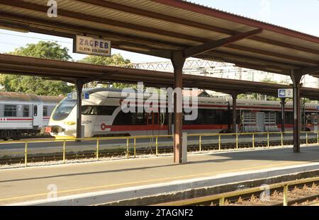 Zagreb, Kroatien - 18. August 2017: Zug auf dem Zagreb Hauptbahnhof (Zagreb Glavni kolodvor). Stockfoto