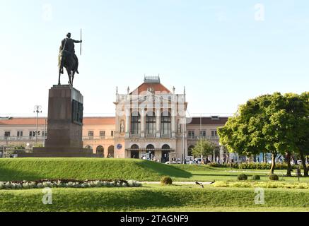 Zagreb, Kroatien - 18. August 2017: Zagreb Hauptbahnhof und Statue des Königs Tomislav (Zagreb Glavni kolodvor). Stockfoto