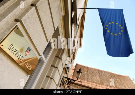 Zagreb, Kroatien - 18. August 2017: EU-Flagge am kroatischen Parlamentsgebäude (Hrvatski Sabor) in Zagreb. Stockfoto