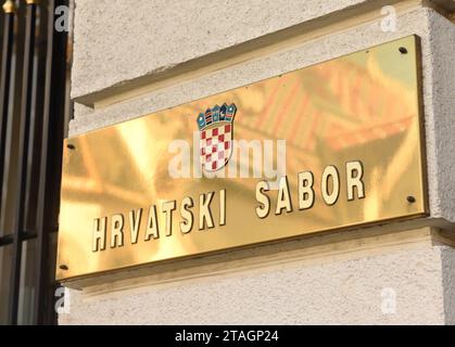 Zagreb, Kroatien - 18. August 2017: Auf dem Schild steht "Kroatisches Parlament" (Hrvatski Sabor), kroatisches Parlamentsgebäude in Zagreb. Stockfoto