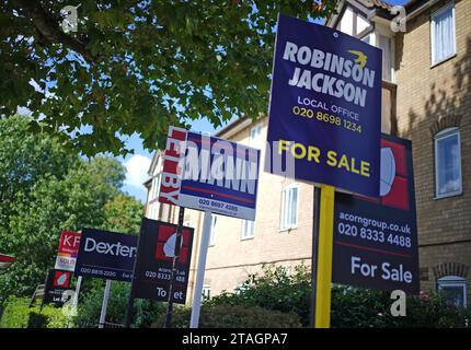 Undatiertes Aktenfoto von Immobilienmaklern vor Wohnungen in Lewisham, Südosten Londons. Laut der Nationwide Building Society stiegen die britischen Wohnungspreise im November um 0,2 % im Vergleich zum Oktober. Aber die Preise waren im letzten Monat um 2 % niedriger als vor einem Jahr. In Großbritannien kostete die durchschnittliche Immobilie im November 258.557 £. Ausgabedatum: Freitag, 1. Dezember 2023. Stockfoto