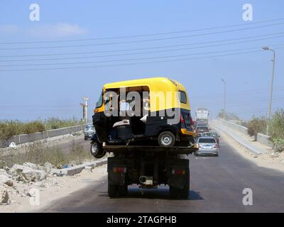 Alexandria, Ägypten, 9. September 2022: Abschlepptransporter Pritschenwagen, der Auto-Rikscha bewegt, Baby-Taxi, Mototaxi, Taube, Jonnybee, bajaj, chand Stockfoto