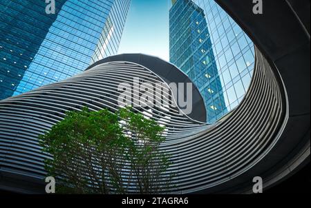 Ein Grün der Natur, das in der Betonstadt überlebt hat Stockfoto