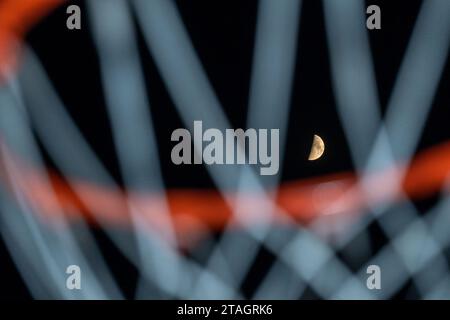 Gerahmte Mondsichel bei Nacht vom Basketballrand mit weißem Netz. Stockfoto