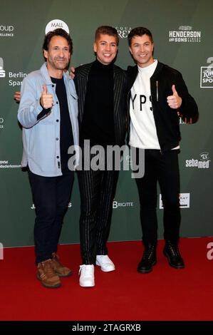 Falk-Willy Wild, Maximilian Seitz und Julian David bei der Strassenfeger Charity Aktion 2023 von Maximilian Seitz in der Mall of Berlin. Berlin, 30.11.2023 *** Falk Willy Wild, Maximilian Seitz und Julian David bei der Strassenfeger Charity Campaign 2023 von Maximilian Seitz in der Berliner Mall, 30 11 2023 Foto:XA.xBuggex/xFuturexImagex strassenfeger 3101 Credit: Imago/Alamy Live News Stockfoto