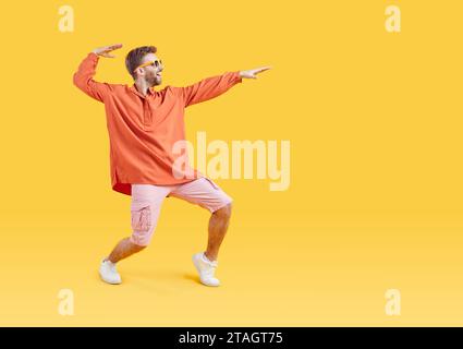 Ganzkörperansicht eines attraktiven, fröhlichen tanzenden Mannes Stockfoto