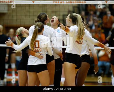 30. November 2023: Austin, Texas, USA: Die Texas Longhorns feiern in der ersten Runde des Spiels zwischen Texas und Texas A&M in der NCAA Women's Volleyball Tourname in Austin einen Punkt. Texas gewann mit 3:1. (Kreditbild: © Scott Coleman/ZUMA Press Wire) NUR REDAKTIONELLE VERWENDUNG! Nicht für kommerzielle ZWECKE! Stockfoto