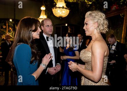 The Prince and Princess of Wales mit der Schauspielerin Hannah Waddingham bei der Royal Variety Performance in der Royal Albert Hall, London, Großbritannien, am 30. November 2023. Die Kronprinzessin und Prinz Daniel besuchen das Vereinigte Königreich vom 29. November bis 1. Dezember 2023. Foto: Christine Olsson / TT / Code 10430 Stockfoto